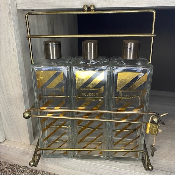 Vintage Decanter with Caddy, three bottle tantalus w Scotch, Bourbon Gin Labels - Picture 13 of 15